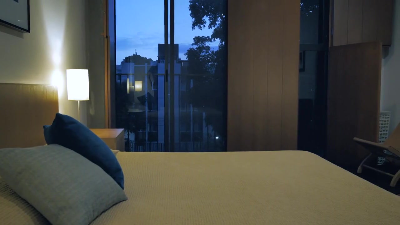 Plan fixe — Intimité d’un appartement
